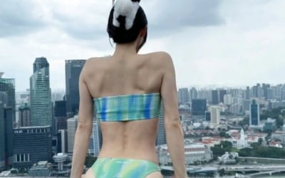 Shin Soo-ji shows off her angry back muscles in a swimsuit