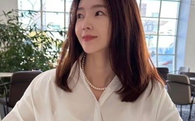 Cho Ye-young, eating a hamburger at a cafe in Ilsan