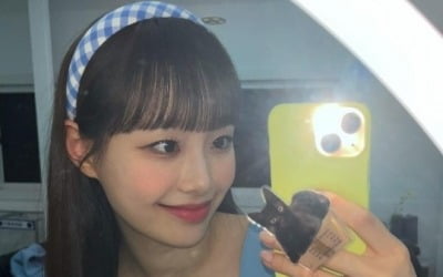 Chuu shows off her lovely and innocent charm in a light blue dress