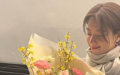 Han Hyo-joo smiles at the bouquet she received on her birthday