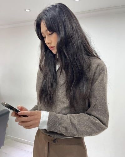 Jeong Ho-yeon, a handful of waist that looks like it can be caught by hand.