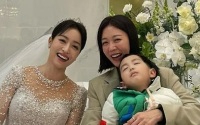 Seo Hyun-jin, looking at her son sleeping in the bride's waiting room, bursts into laughter