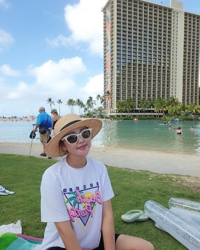 Song Ga-in, healing in Hawaii with exciting water play