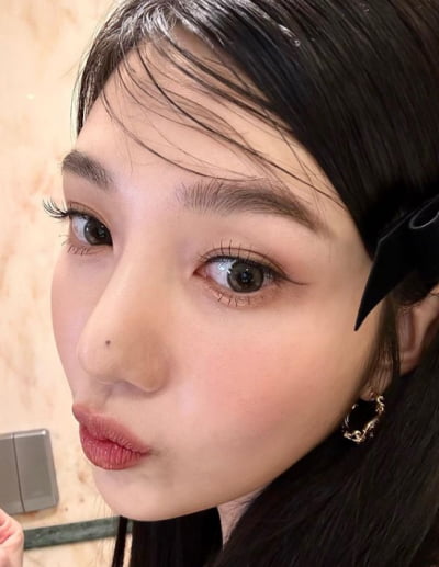 Joy, stick out your lips and be sexy