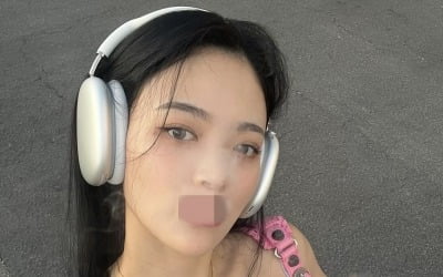 Somi from DIA, smoking selfie