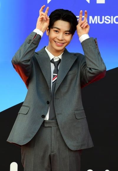 Jeong Dong-won, No. 1 male trot singer with outstanding performance on stage