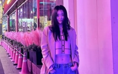 Seo Ha-yan exposes abs on the street