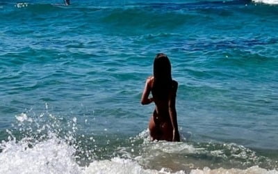 Girls' Generation Yuri reveals her fatal behind at the beach