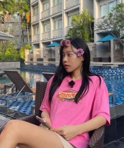 Lee Sol transforms into bronze skin after natural tanning