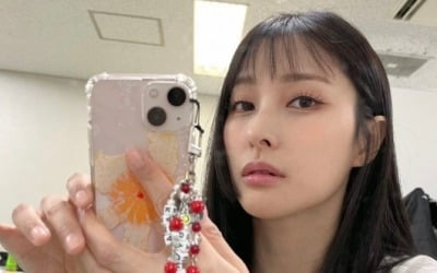 KARA Park Gyu-ri shows off her slim jawline