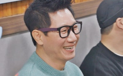 'Running Man' dinner party scene where Ji Suk-jin and Yoo Jae-seok also danced