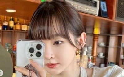 Kang Min-kyung, selfie with an elegant atmosphere