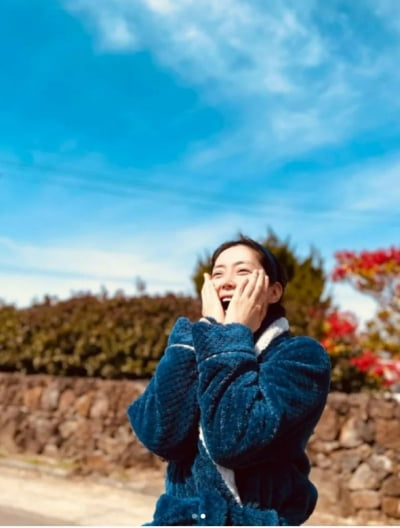 Song Yoon-ah, slightly covering her bare face and going out in pajamas in broad daylight