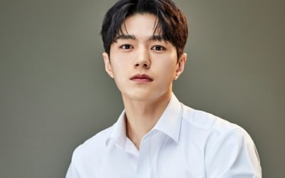 Myungsoo Kim, exclusive contract with Luke Media