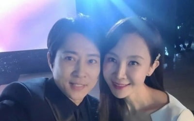 Chae Shi-ra, a friendly shot with Choi Soo-jong