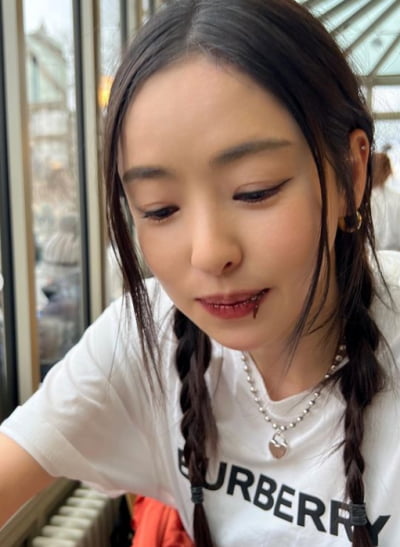 Lee Da-hee, hurriedly eating with chocolate in her mouth