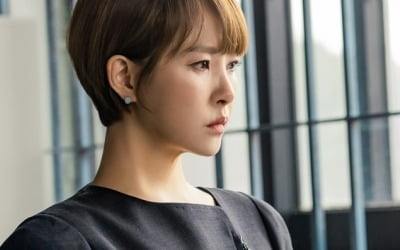 Kim Sun-ah, the sharp eyes of the 'Queen of Masks'