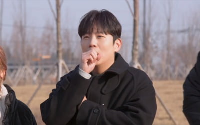 One year, he said, “I gained 15 kg” and ate 10 meals a day.