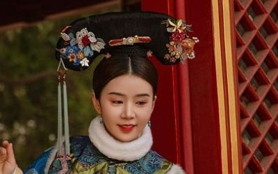 Cao Lu dressed up and taking pictures at the National Palace Museum