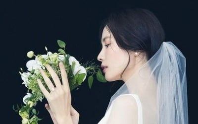 Jin Ah-reum belatedly releases wedding pictorial