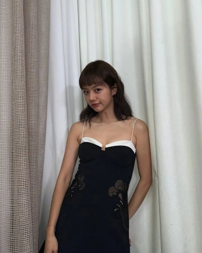 Hyeri, let down your bangs and poke your cheeks