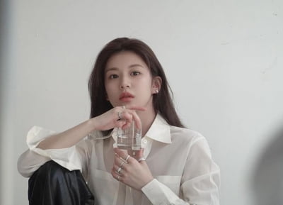 Go Yoon-jung, only a black and white filter is set, but the alluring beauty is overflowing