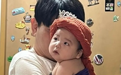 Hong Hyun-hee, received a warm hug from Jay on her way to work in the morning.