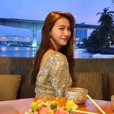 Yoo In-young, just by looking around, you can see the pictorial itself