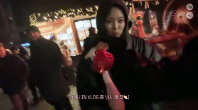 Blackpink Jisoo and Jennie can't resist tasting foreign markets