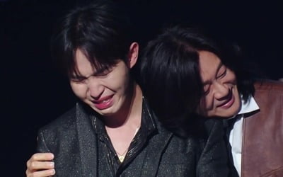 Kim Jae-hwan sobs after winning 'Tobacco Shop Lady'