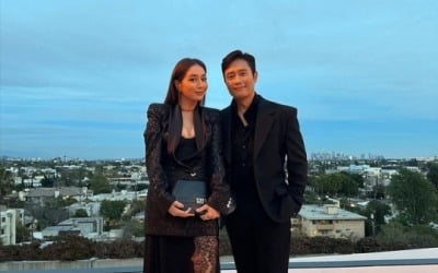Lee Byung-hun and Lee Min-jung take a picture after attending the fashion show