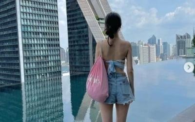 Bang Min-ah, 'happy smile' during her trip to Bangkok