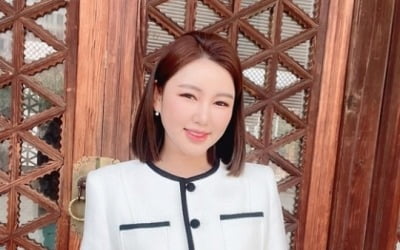Song Ga-in, the elegant beauty of the Trot Empress