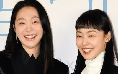 Kim Da-mi and Jeon So-ni appear on stage during the first weekend of the release of 'Soul Mate'