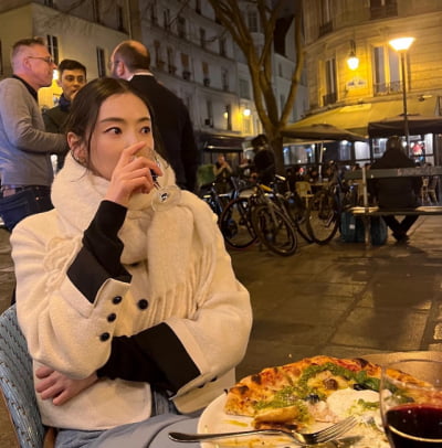 Lee Da-hee, a big diner who can even eat a slice of pizza