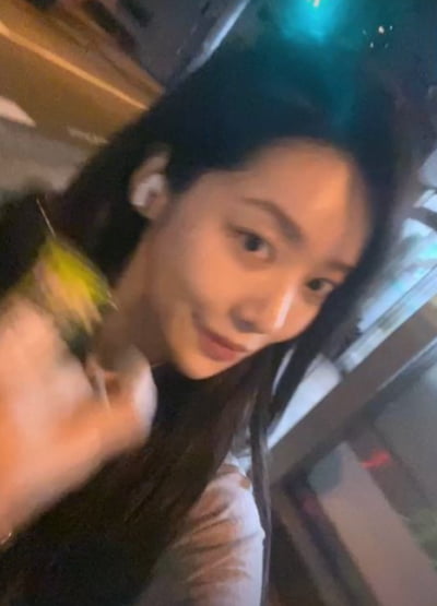 Stewardess Hyejeong, trusting her pretty face, she just takes a selfie