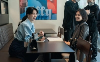 'The Glory' behind-the-scenes revealed Song Hye-kyo and Lim Ji-yeon 'in friendly mode'