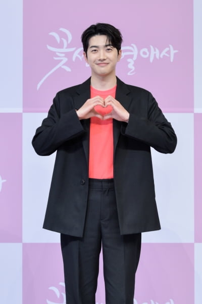 'Flower Scholar's Love Story' Kang Hoon "It's not normal to act like you're kneeling in a palace"