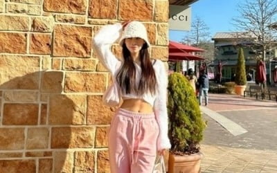 Jeong Yu-ji, visual full of spring scent with 'firm abs' in cropped fashion
