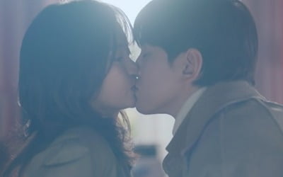 Kim Min-gyu kisses Go Bo-gyeol who gave him faith