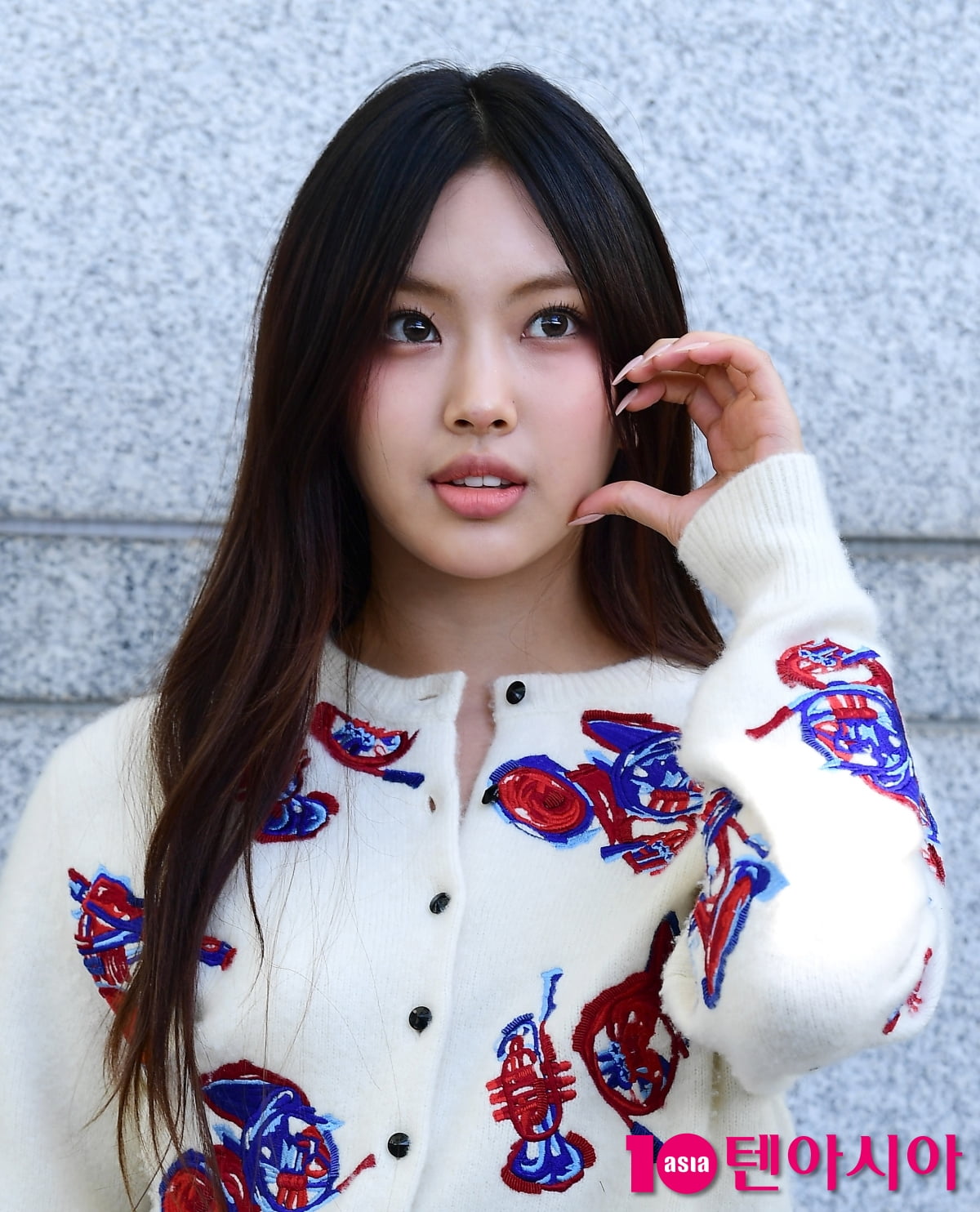 [TEN포토] 뉴진스 혜인 '러블리한 하트'