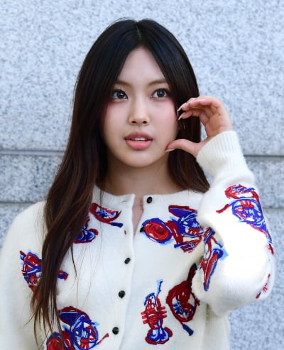 [TEN포토] 뉴진스 혜인 '러블리한 하트'