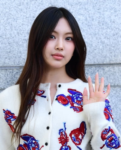 [TEN포토] 뉴진스 혜인 '인사하는 인형'