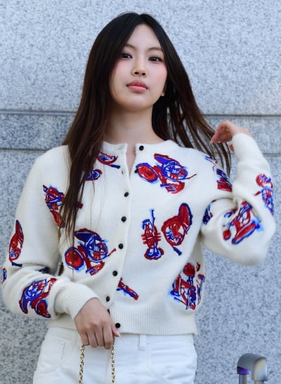 [TEN포토] 뉴진스 혜인 '머리만 넘겨도 화보'