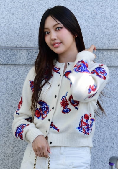 [TEN포토] 뉴진스 혜인 '청순한 긴머리 휘날리며'