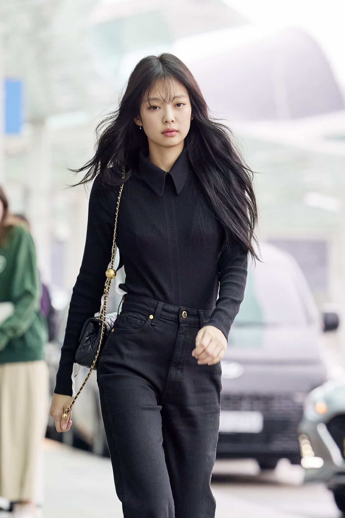 블랙핑크 제니, 머리부터 발끝까지 명품 C사로 휘감고 파리行