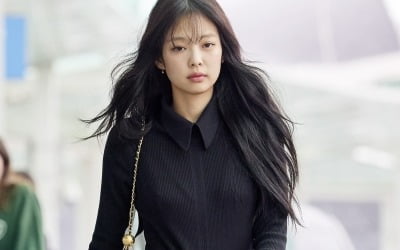 블랙핑크 제니, 머리부터 발끝까지 명품 C사로 휘감고 파리行