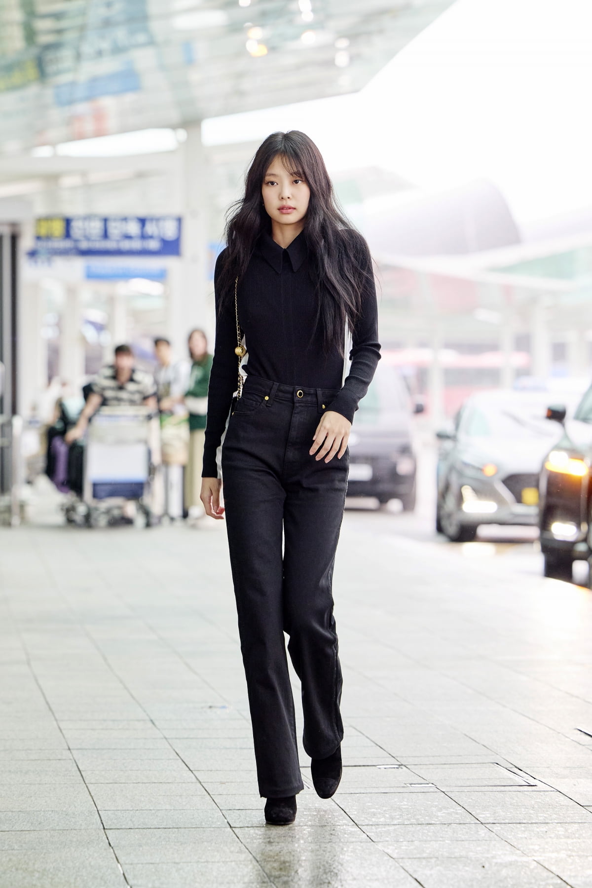 블랙핑크 제니, 머리부터 발끝까지 명품 C사로 휘감고 파리行