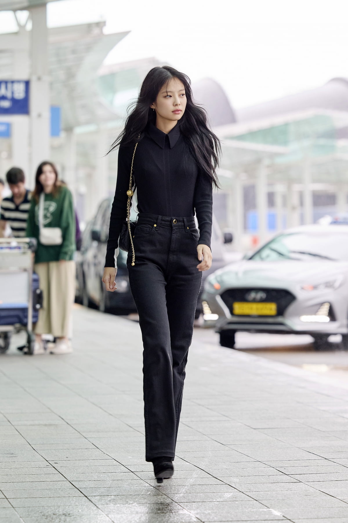 블랙핑크 제니, 머리부터 발끝까지 명품 C사로 휘감고 파리行