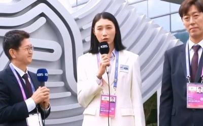 '해설위원 데뷔' 김연경, 아쉬운 역전패에 '굳은 얼굴'…'복기' 당부